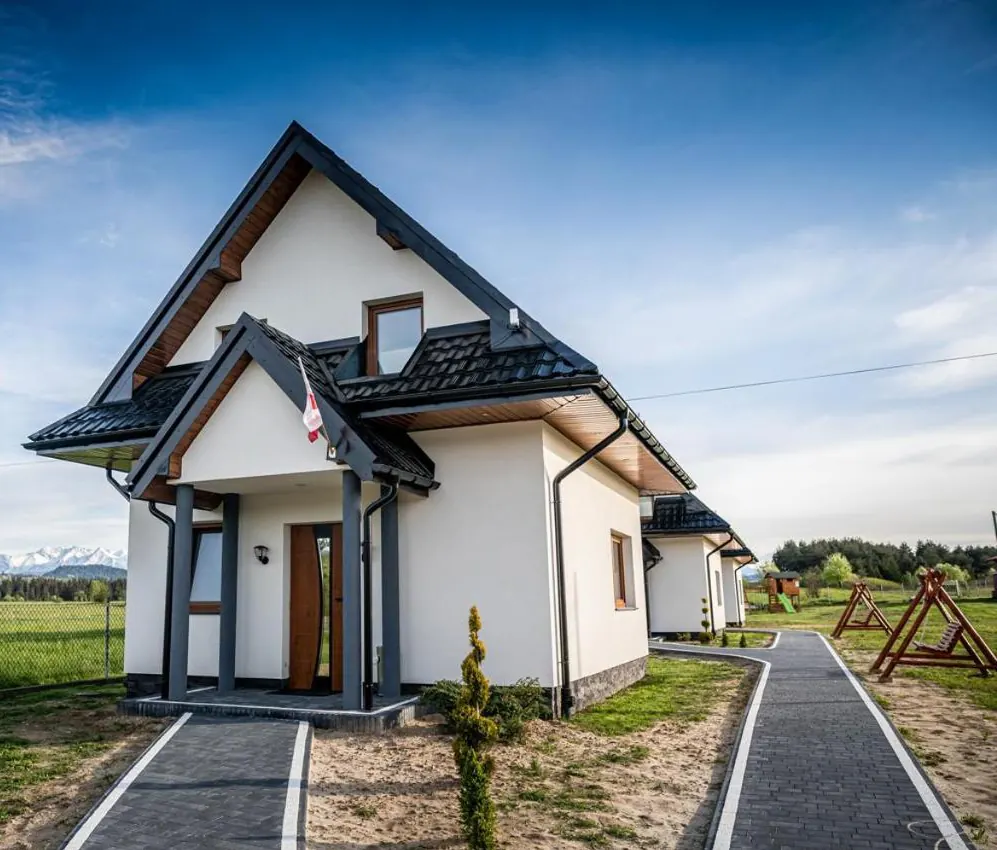 Drewniane domki Tatra Cottages w Dębnie z widokiem na Tatry